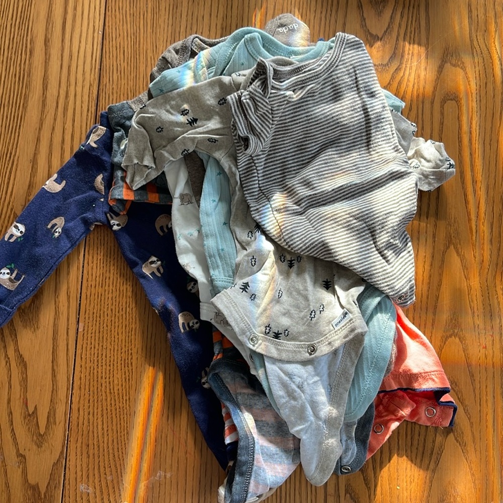Lot of newborn and 0-3 month clothes 10 items